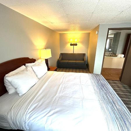 Americinn & Suites By Wyndham Baraboo Event Center Bagian luar foto