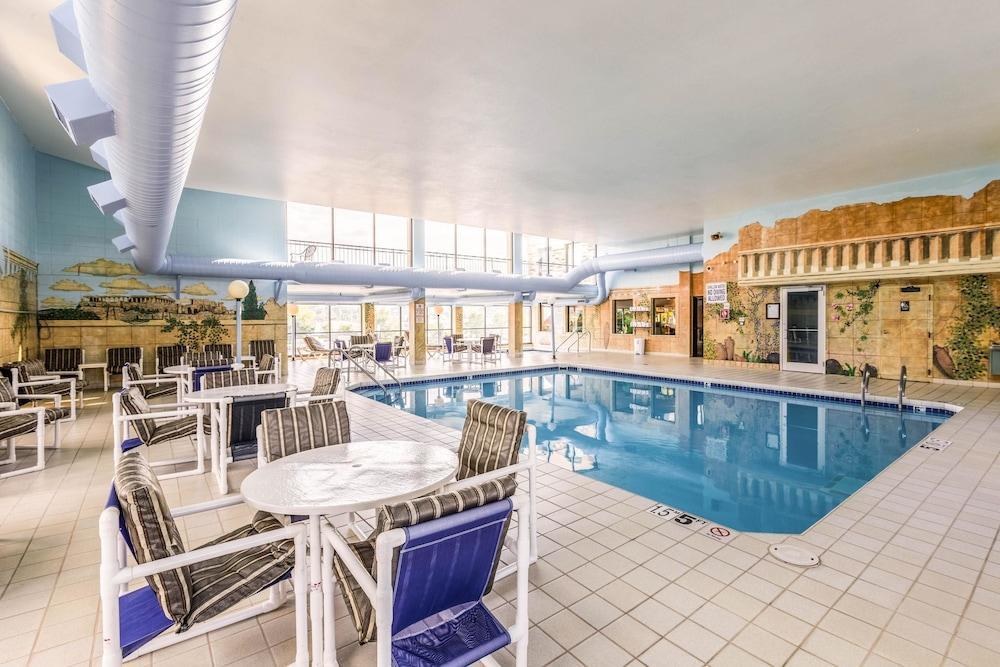 Americinn & Suites By Wyndham Baraboo Event Center Bagian luar foto