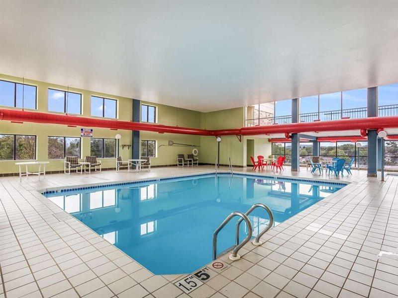 Americinn & Suites By Wyndham Baraboo Event Center Bagian luar foto