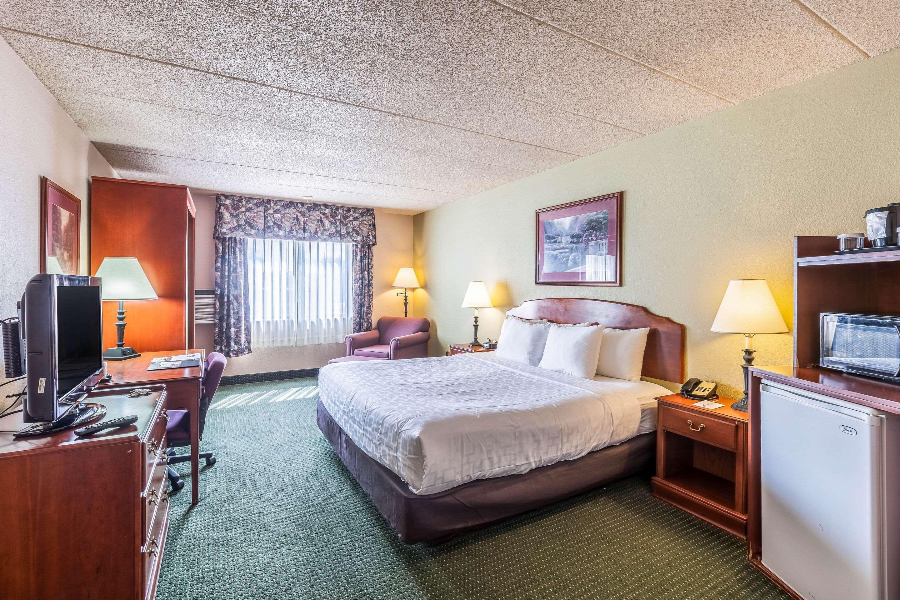 Americinn & Suites By Wyndham Baraboo Event Center Bagian luar foto