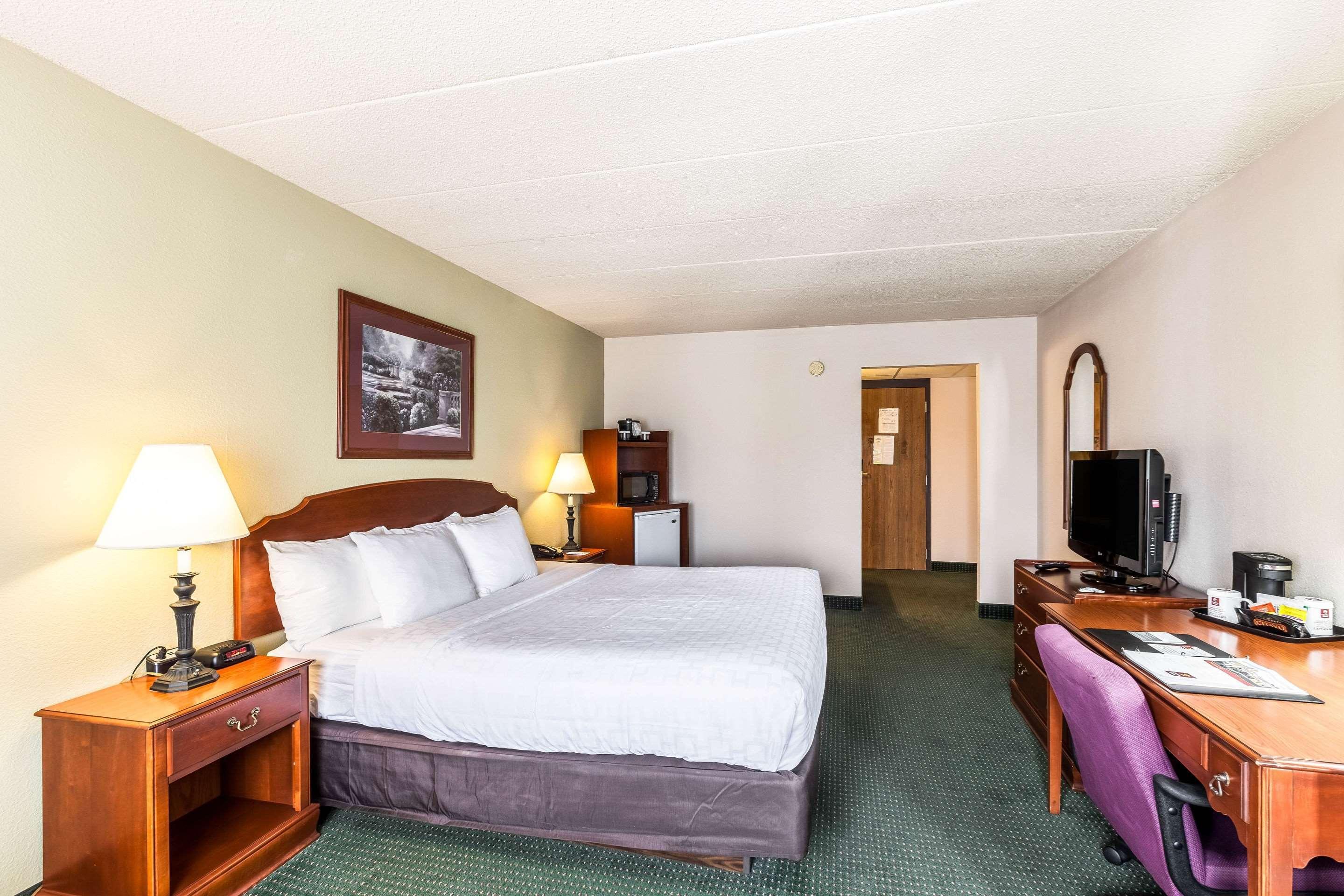 Americinn & Suites By Wyndham Baraboo Event Center Bagian luar foto