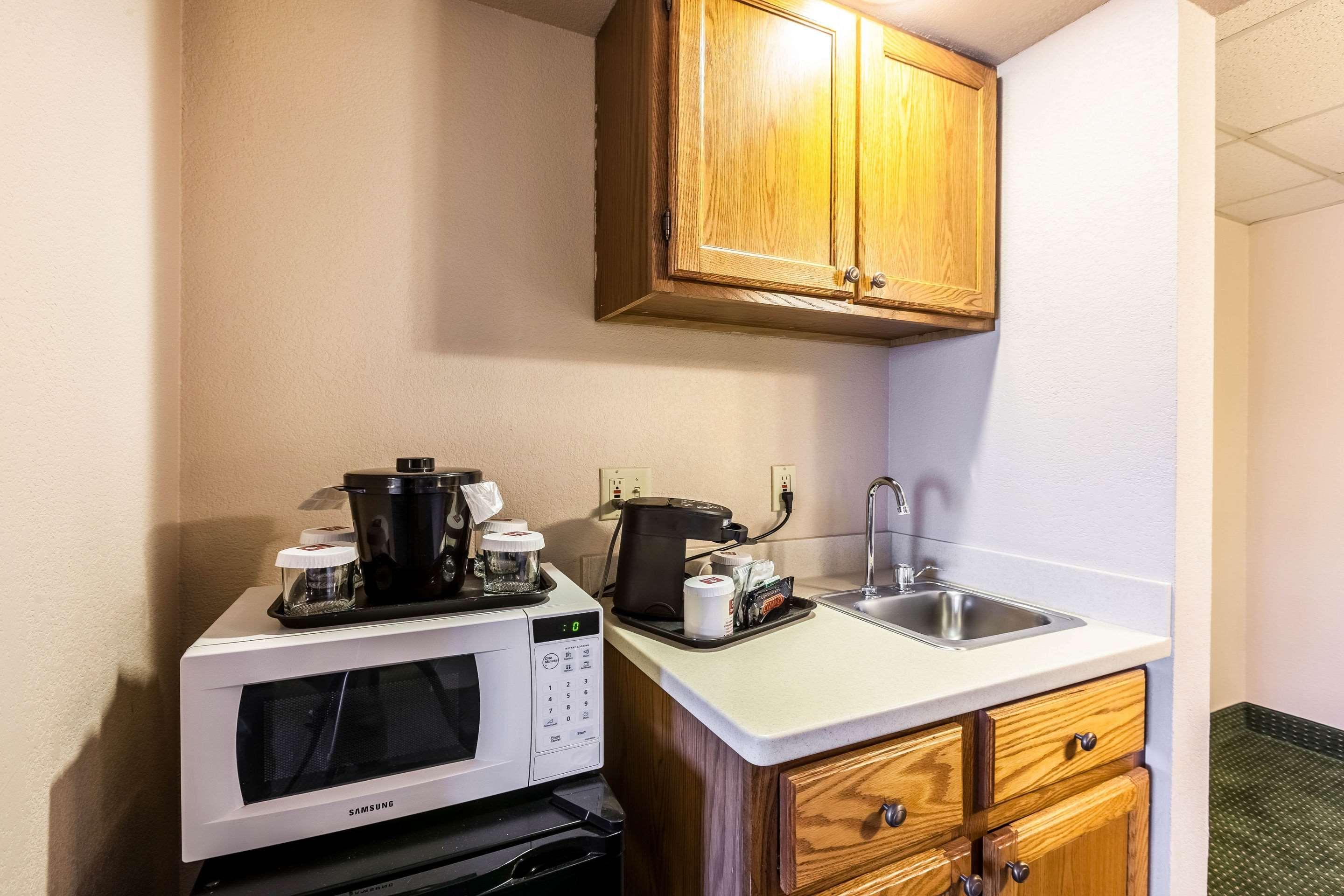 Americinn & Suites By Wyndham Baraboo Event Center Bagian luar foto