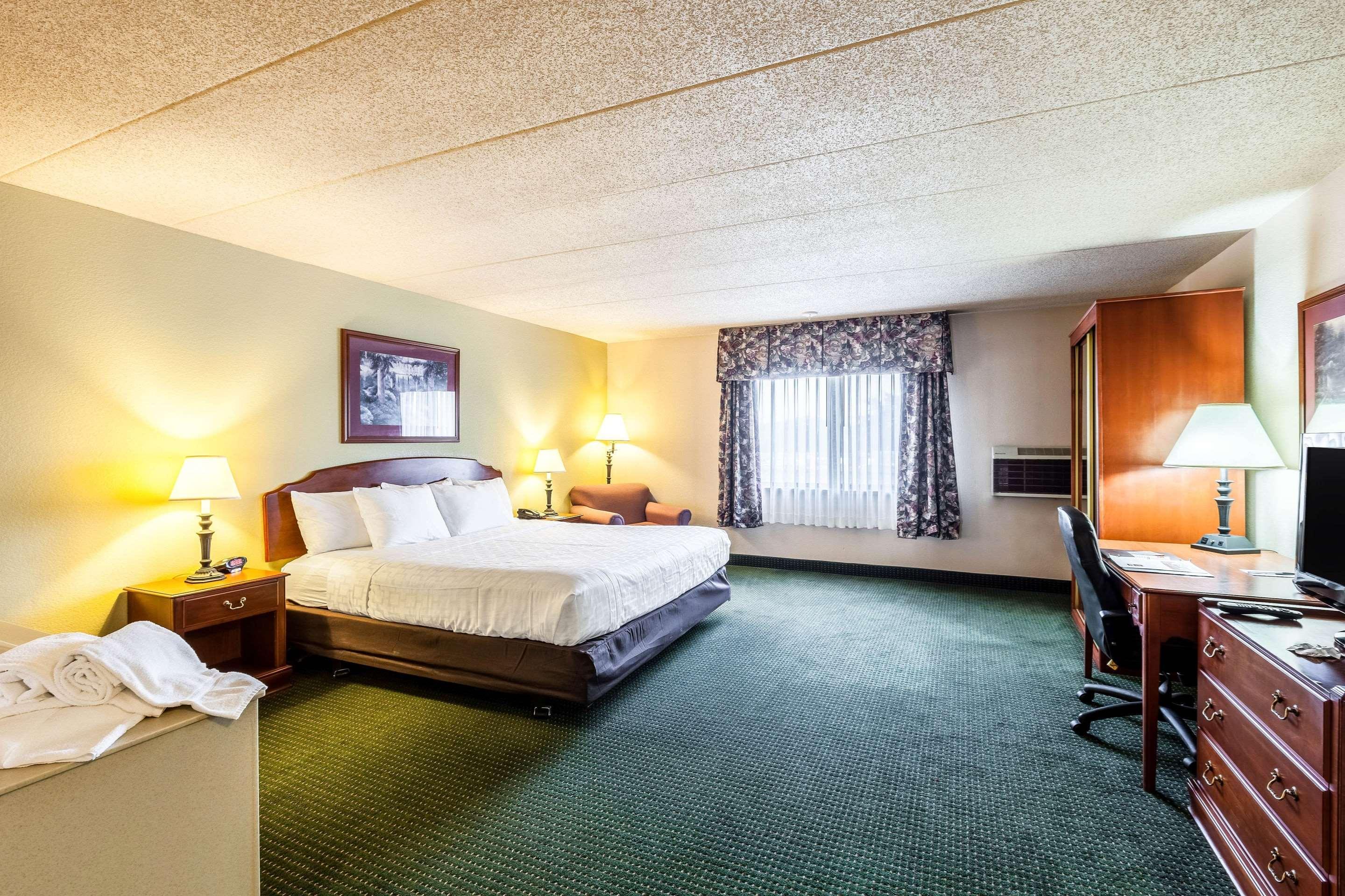 Americinn & Suites By Wyndham Baraboo Event Center Bagian luar foto