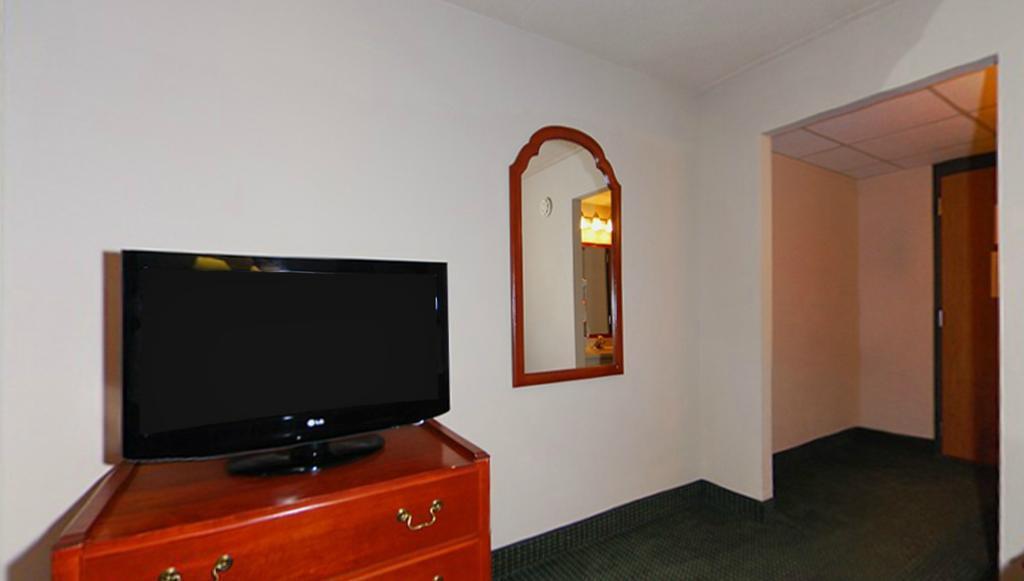Americinn & Suites By Wyndham Baraboo Event Center Bagian luar foto