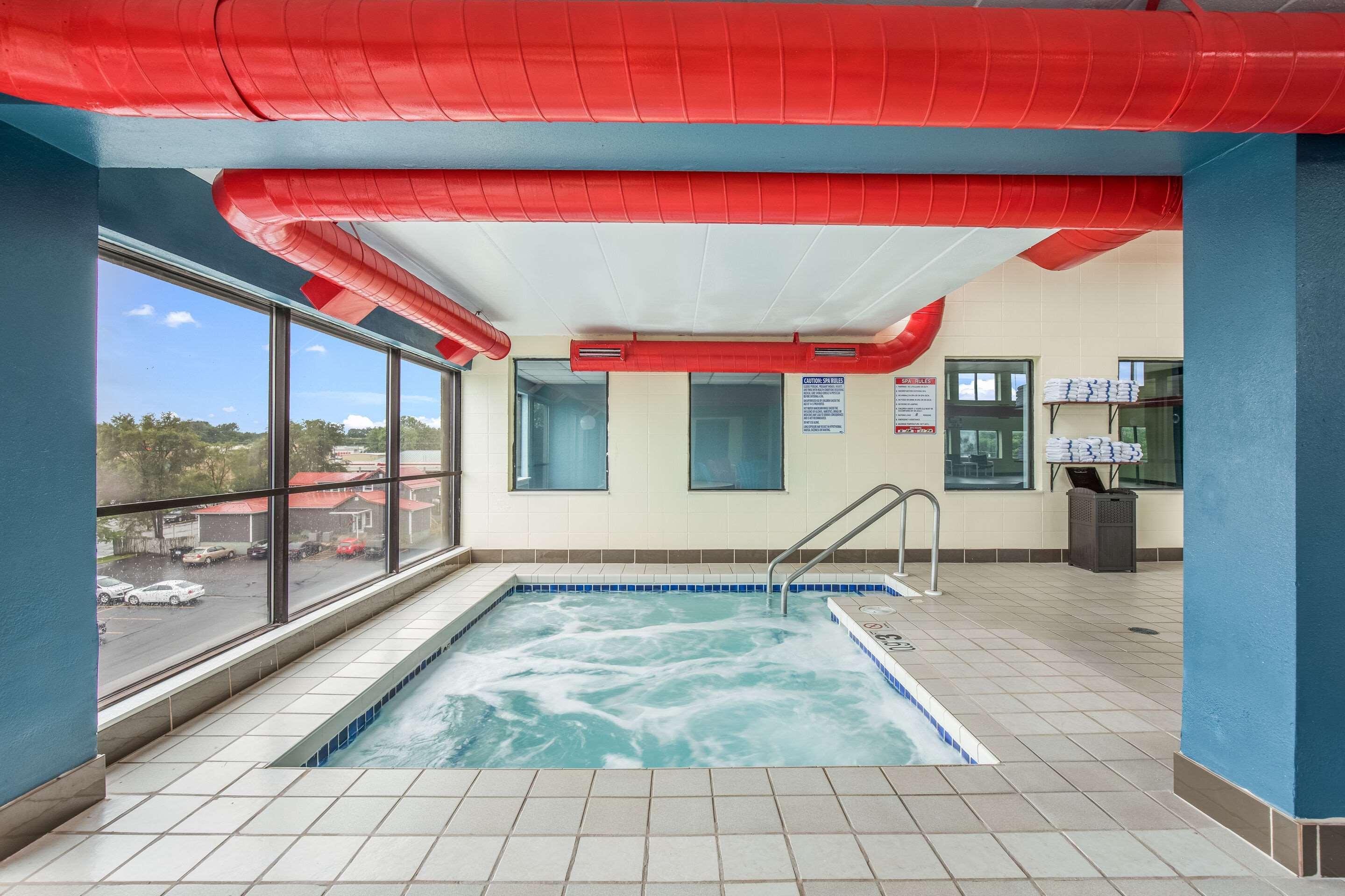 Americinn & Suites By Wyndham Baraboo Event Center Bagian luar foto