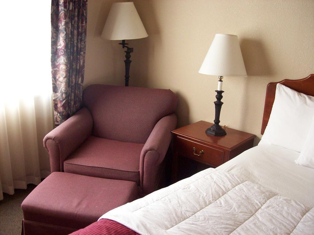 Americinn & Suites By Wyndham Baraboo Event Center Bagian luar foto