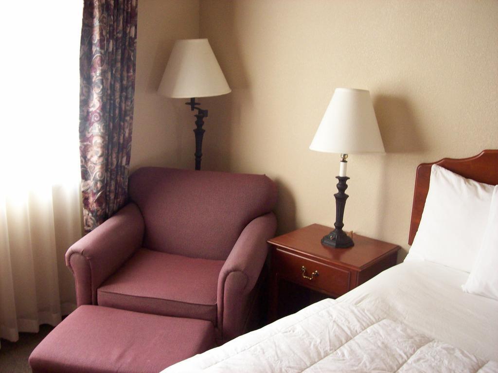 Americinn & Suites By Wyndham Baraboo Event Center Bagian luar foto