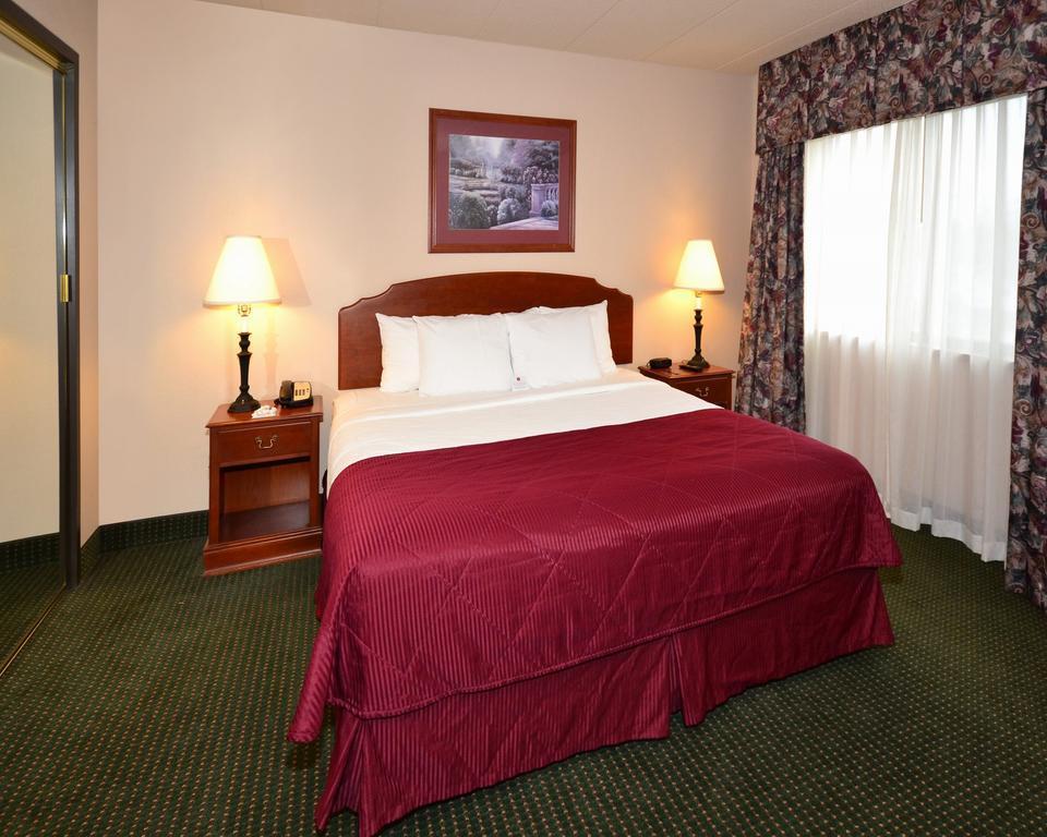 Americinn & Suites By Wyndham Baraboo Event Center Bagian luar foto