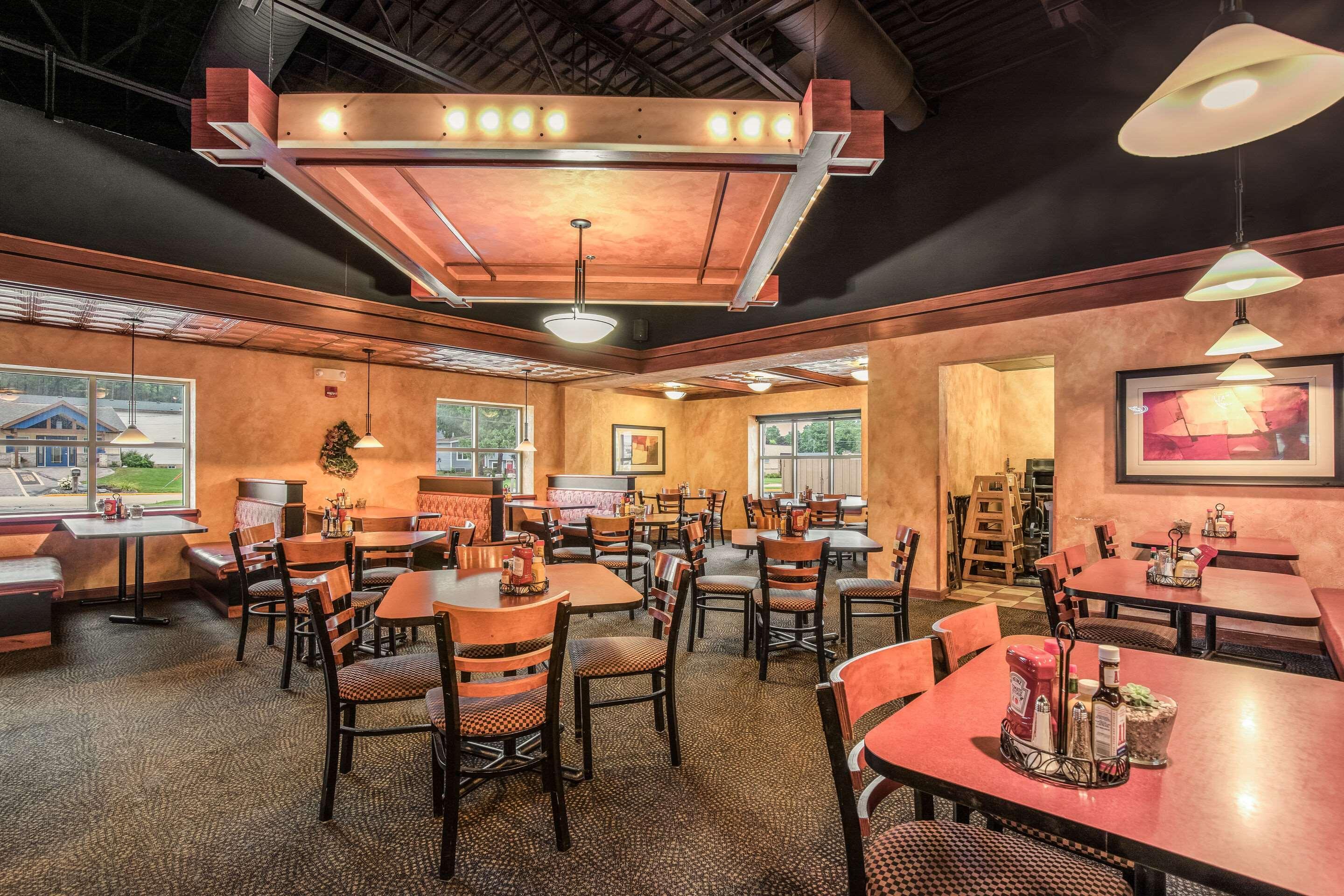 Americinn & Suites By Wyndham Baraboo Event Center Bagian luar foto
