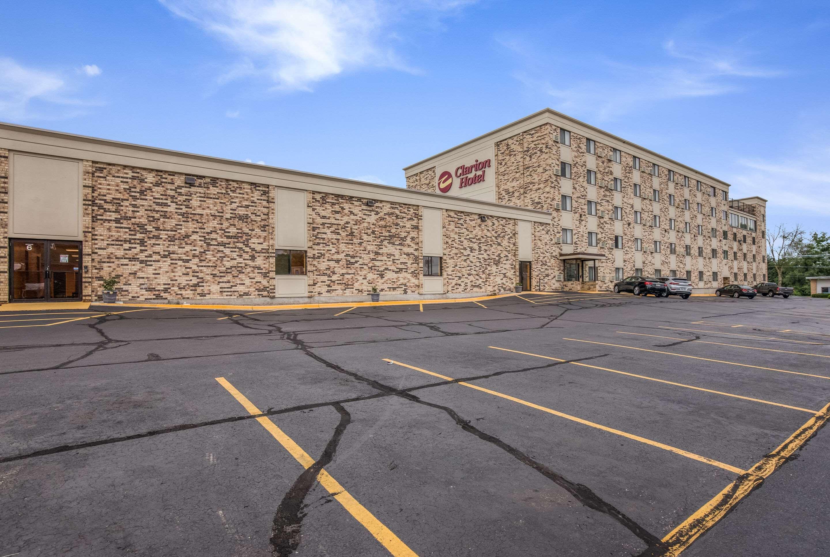 Americinn & Suites By Wyndham Baraboo Event Center Bagian luar foto