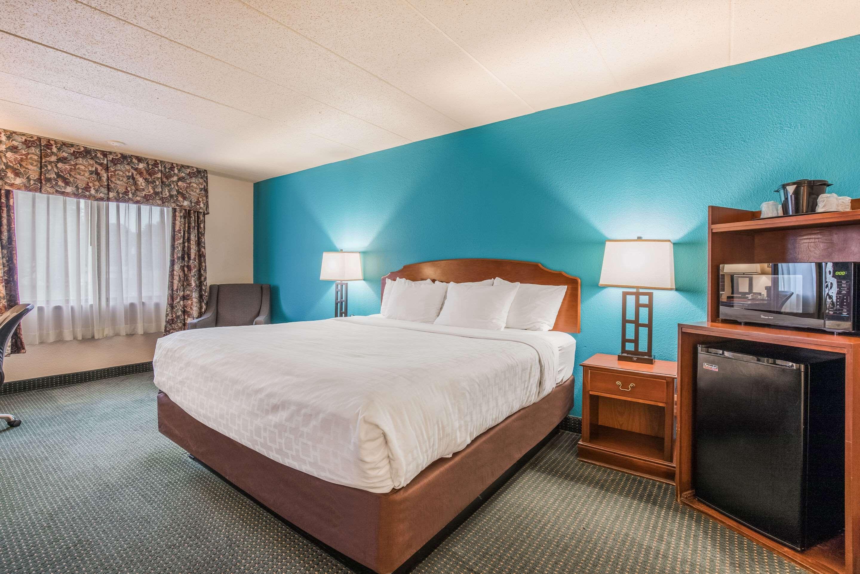 Americinn & Suites By Wyndham Baraboo Event Center Bagian luar foto