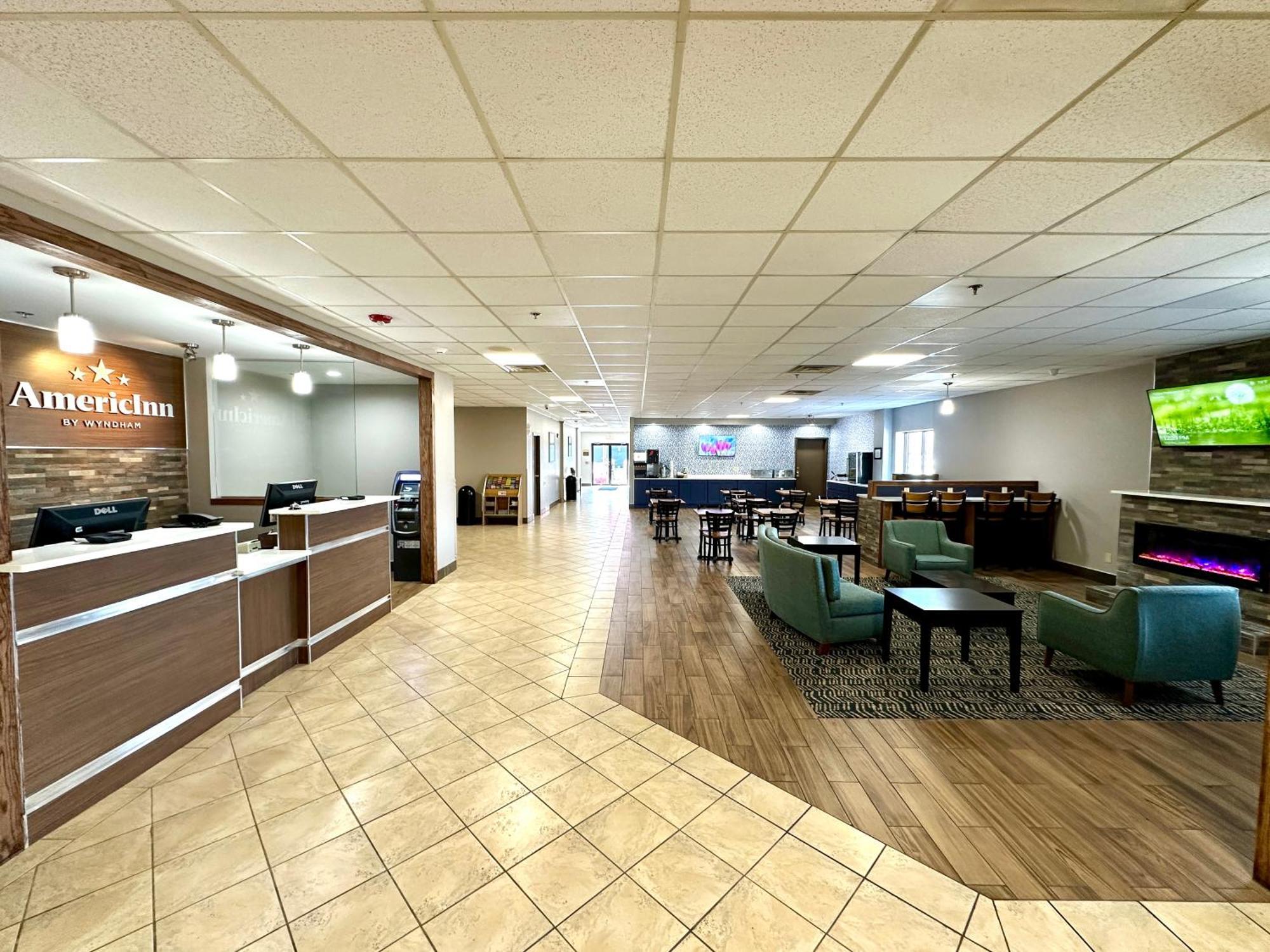 Americinn & Suites By Wyndham Baraboo Event Center Bagian luar foto