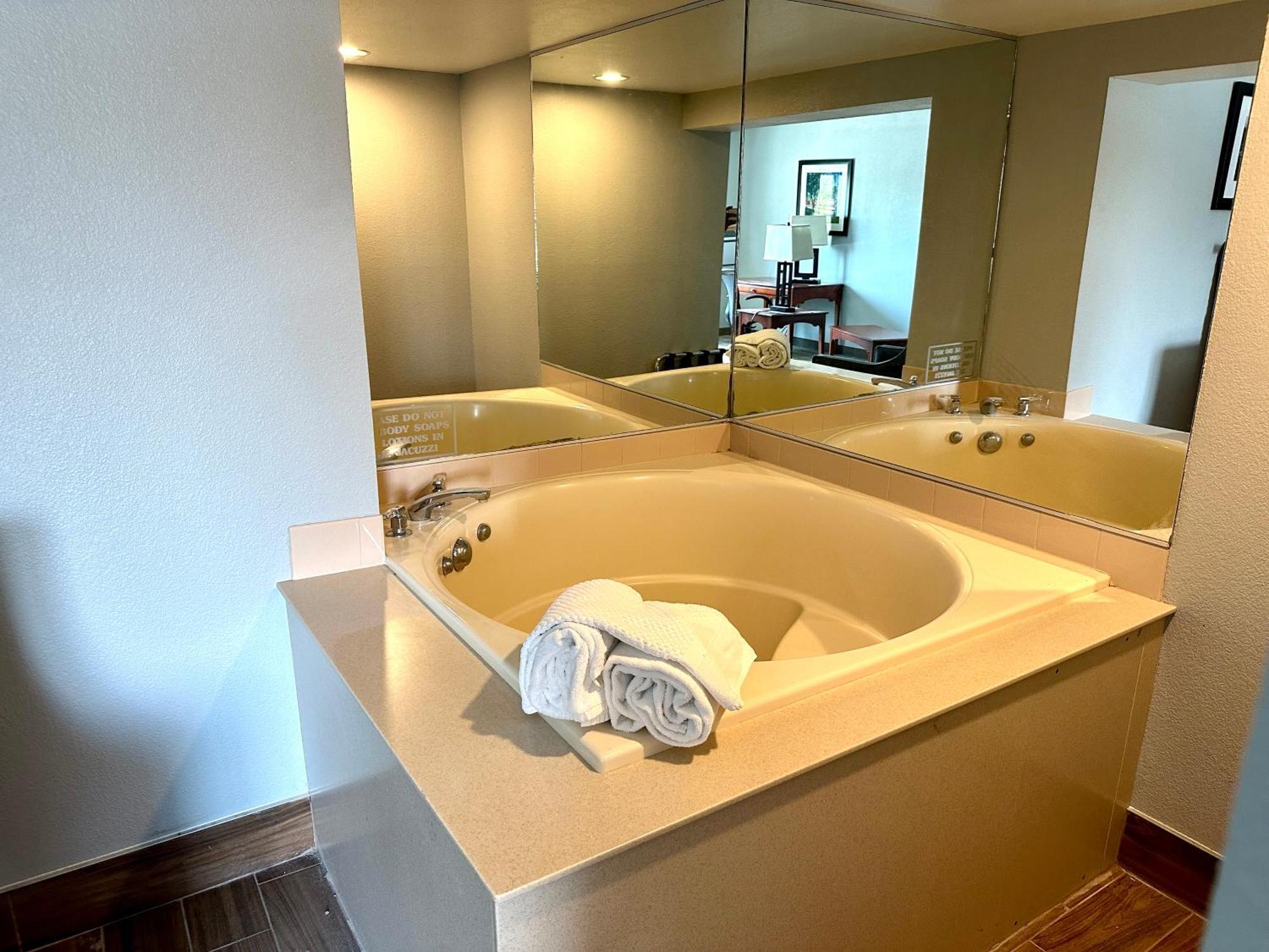 Americinn & Suites By Wyndham Baraboo Event Center Bagian luar foto